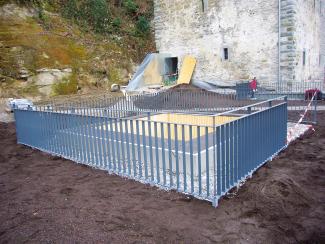 Around the atria, the ZinCo guiderail base allows for the railing to be installed without penetrating the roof waterproof membrane. Pathway and planting beds are laid out. Installation der Geländer